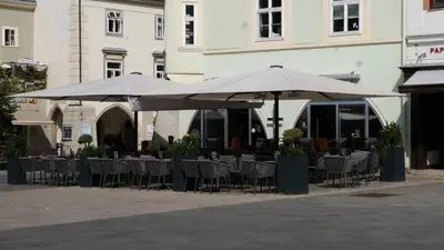 Ein Restaurant oder anderes Speiselokal in der Unterkunft EA- Design Apartment nähe Hauptplatz