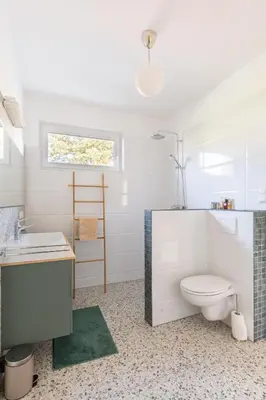 Ein Badezimmer in der Unterkunft Elegant Pool Bungalow - Vienna City Limit