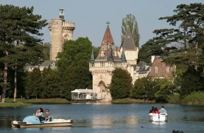 Blick auf einen Fluss in der Nähe der Villa