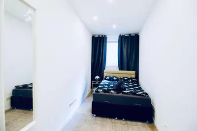Ein Bett oder Betten in einem Zimmer der Unterkunft Budget-Friendly 2-Bedroom Apartment with Living Room for 6