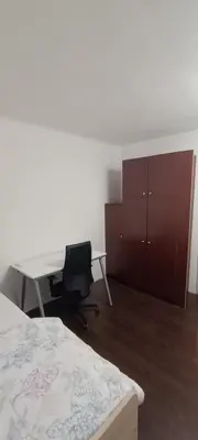 Ein Bett oder Betten in einem Zimmer der Unterkunft Single room in student apartment