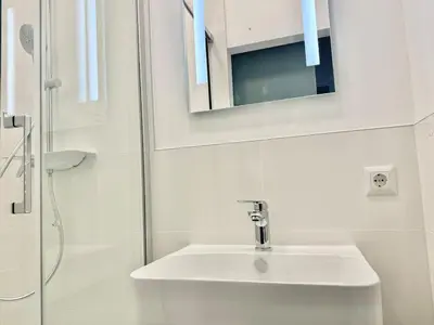 Ein Badezimmer in der Unterkunft Stylish & Renovated Apartment with Free Parking