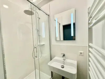 Ein Badezimmer in der Unterkunft Stylish & Renovated Apartment with Free Parking