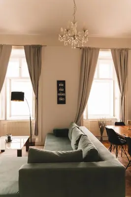 Ein Sitzbereich in der Unterkunft Designer Historical 2BD Apartment by Wien Mitte