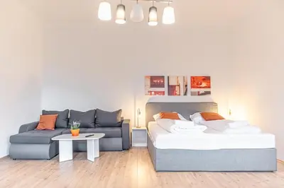 Ein Bett oder Betten in einem Zimmer der Unterkunft Affordable 2 Apts for 16P, 4BR Great for Families