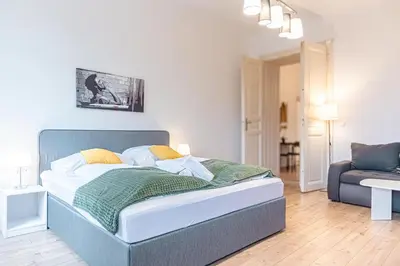 Ein Bett oder Betten in einem Zimmer der Unterkunft Affordable 2 Apts for 16P, 4BR Great for Families