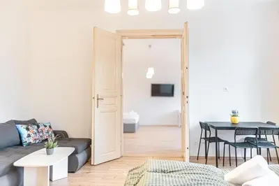 Ein Sitzbereich in der Unterkunft Affordable 2 Apts for 16P, 4BR Great for Families