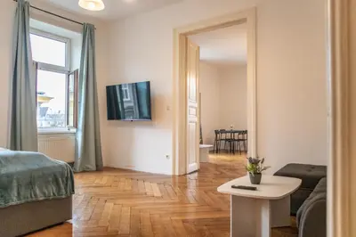 TV/Unterhaltungsangebot in der Unterkunft Affordable 2 Apts for 16P, 4BR Great for Families