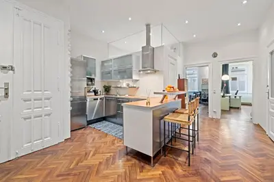 Küche/Küchenzeile in der Unterkunft 2 Bedroom Vintage Apartment, Garden, near Schönbrunn