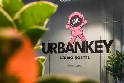 Ein Zertifikat, Auszeichnung, Logo oder anderes Dokument, das in der Unterkunft UrbanKey Pods - Vienna Neubau ausgestellt ist