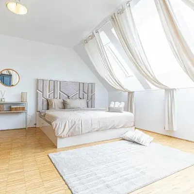 Comfy 3 Bedroom Apartment with Living Room and Balcony near Park