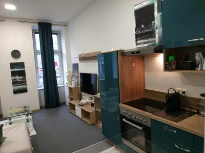Küche/Küchenzeile in der Unterkunft Gutbau com, Whole Apartment 4u, Self-Check-in, Top-Location, Underground & Shops under window, 3-5min Walking to Swimming & footbal Stadion, Wake-up in sunshine