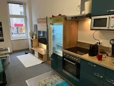 Küche/Küchenzeile in der Unterkunft Gutbau com, Whole Apartment 4u, Self-Check-in, Top-Location, Underground & Shops under window, 3-5min Walking to Swimming & footbal Stadion, Wake-up in sunshine