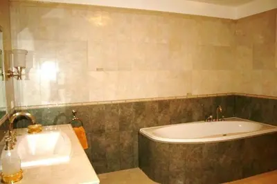 Ein Badezimmer in der Unterkunft Luxury apartment with pool