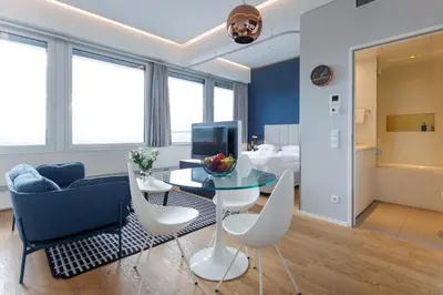 Ein Sitzbereich in der Unterkunft Skyline City Loft