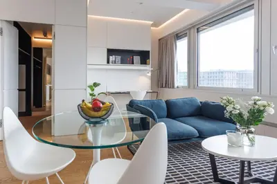Ein Sitzbereich in der Unterkunft Skyline City Loft