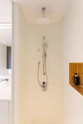 Ein Badezimmer in der Unterkunft Luxury City Apartment with Skyline View