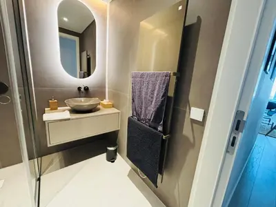 Ein Badezimmer in der Unterkunft Modern apartment overlooking the skyline & Danube