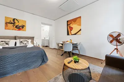 Ein Bett oder Betten in einem Zimmer der Unterkunft Stylish Studio, Smart TV, 2 Beds
