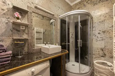 Ein Badezimmer in der Unterkunft Historic Redesigned Schönbrunn Palace Apartments w Free Parking and 24h Check-in
