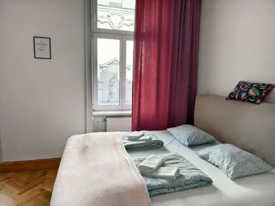Ein Bett oder Betten in einem Zimmer der Unterkunft 10 min center and Rathaus