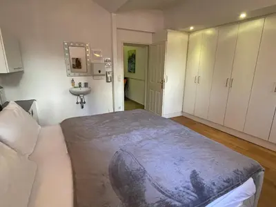 Ein Bett oder Betten in einem Zimmer der Unterkunft Skyvilla Wien - Gartenwohnung