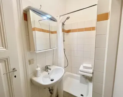 Ein Badezimmer in der Unterkunft Stylish Flat with 2 Double Beds for 4 people 15a