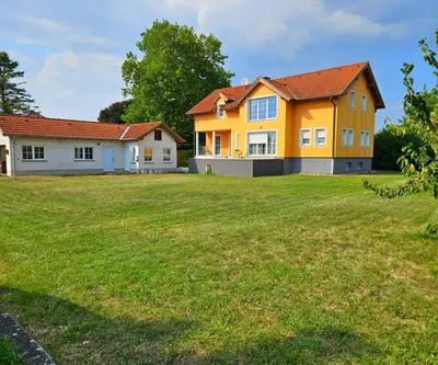 Das Gebäude in dem sich das Ferienhaus befindet