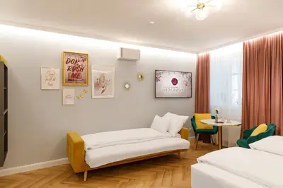 Ein Bett oder Betten in einem Zimmer der Unterkunft Vienna Hideaways - Boutique Stay with Secret Courtyard Access