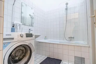 Ein Badezimmer in der Unterkunft Trendy 1BR & 1LR Near Rennweg, Great City Links