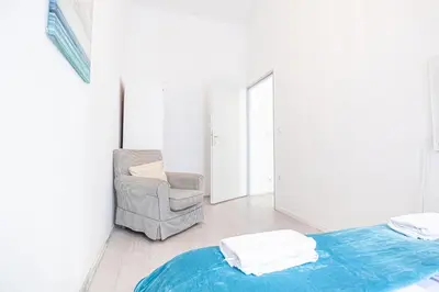 Ein Bett oder Betten in einem Zimmer der Unterkunft Trendy 1BR & 1LR Near Rennweg, Great City Links
