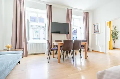 TV/Unterhaltungsangebot in der Unterkunft Simple 2-Bedroom Apartment For 5P Nice Location