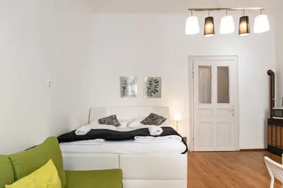 Ein Bett oder Betten in einem Zimmer der Unterkunft Comfortable 2BR Apt Central & Well Connected