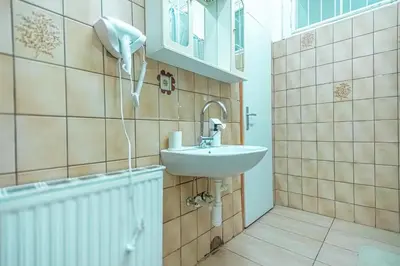Ein Badezimmer in der Unterkunft Central Belvedere 3BR Shared Apartment - 12 min from City Center