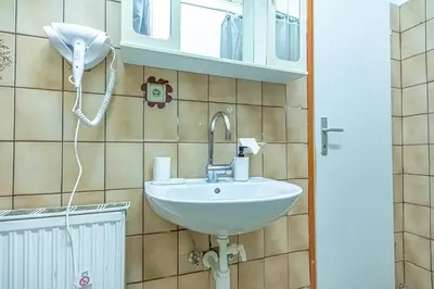 Ein Badezimmer in der Unterkunft Central Belvedere 3BR Shared Apartment - 12 min from City Center