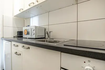 Küche/Küchenzeile in der Unterkunft Charming 2BR Aprtment Near all Tourist Attractions