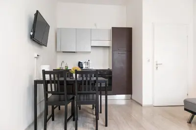Küche/Küchenzeile in der Unterkunft Pleasant 2BR Apt Perfect for short & long stays