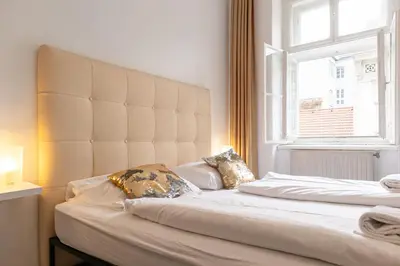 Ein Bett oder Betten in einem Zimmer der Unterkunft Pleasant 2BR Apt Perfect for short & long stays