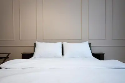 Ein Bett oder Betten in einem Zimmer der Unterkunft Elegant 2BR Apt near Parliament, Self 24h Check-in