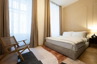 Ein Bett oder Betten in einem Zimmer der Unterkunft Elegant 2BR Apt near Parliament, Self 24h Check-in