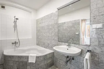 Ein Badezimmer in der Unterkunft guest favorite quite retreat walk to center