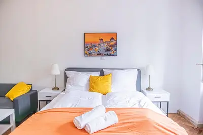 Ein Bett oder Betten in einem Zimmer der Unterkunft Cozy 2BR Apt with TV & Netflix, Steps from AKH