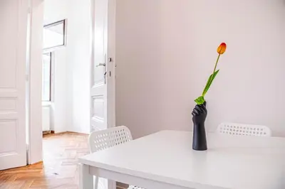 Grundriss der Unterkunft Cozy 2BR Apt with TV & Netflix, Steps from AKH