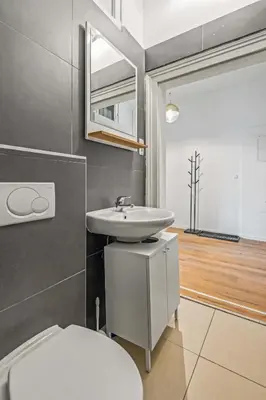 Ein Badezimmer in der Unterkunft King bed free parking fast wifi pet friendly