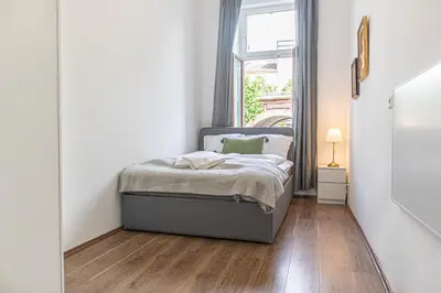 Ein Bett oder Betten in einem Zimmer der Unterkunft Amazing 1BR Apt, next to AKH Building for Everyone