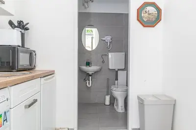 Ein Badezimmer in der Unterkunft Amazing 1BR Apt, next to AKH Building for Everyone
