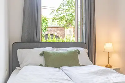 Ein Bett oder Betten in einem Zimmer der Unterkunft Amazing 1BR Apt, next to AKH Building for Everyone