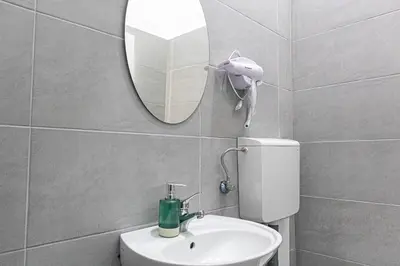 Ein Badezimmer in der Unterkunft Amazing 1BR Apt, next to AKH Building for Everyone