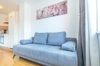 Ein Sitzbereich in der Unterkunft Chic 1BR & 1LR, Kingbed, only 9 min to City Center via Metro
