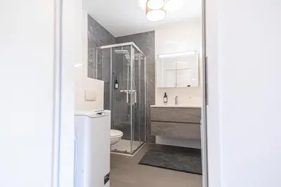 Ein Badezimmer in der Unterkunft Chic 1BR & 1LR, Kingbed, only 9 min to City Center via Metro